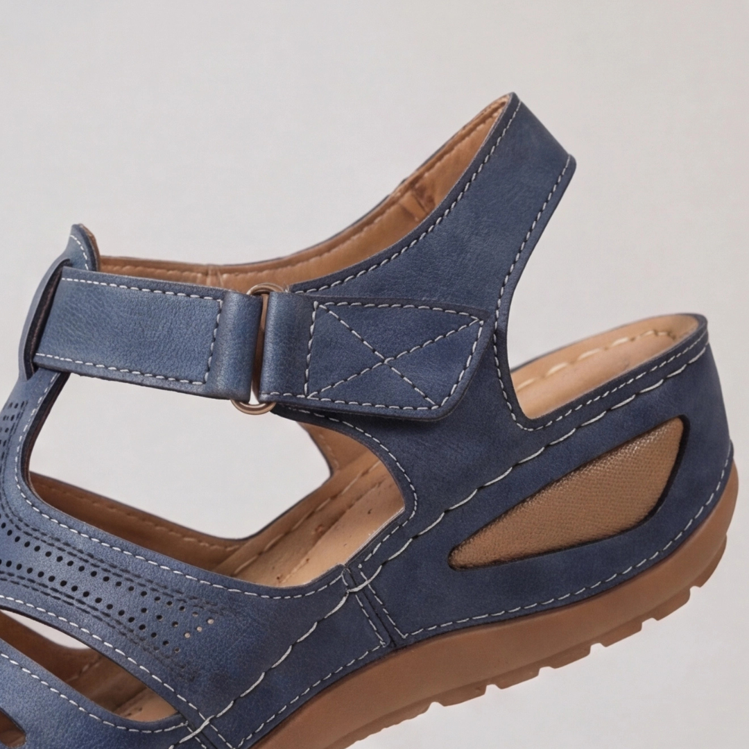 Sandales compensées femme en bleu, vue de trois quarts côté droit