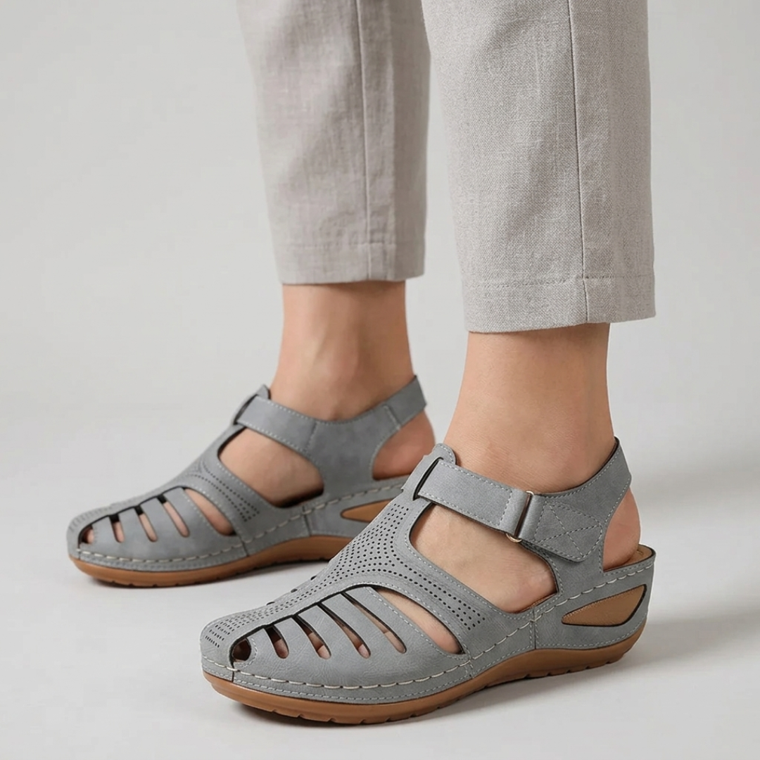 Sandales compensées femme coloris gris, vue de profil sur fond clair