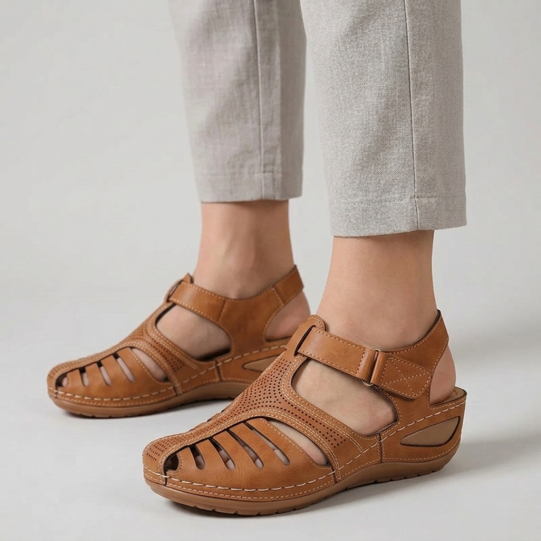 Sandales compensées bout fermé coloris marron, vue latérale sur modèle