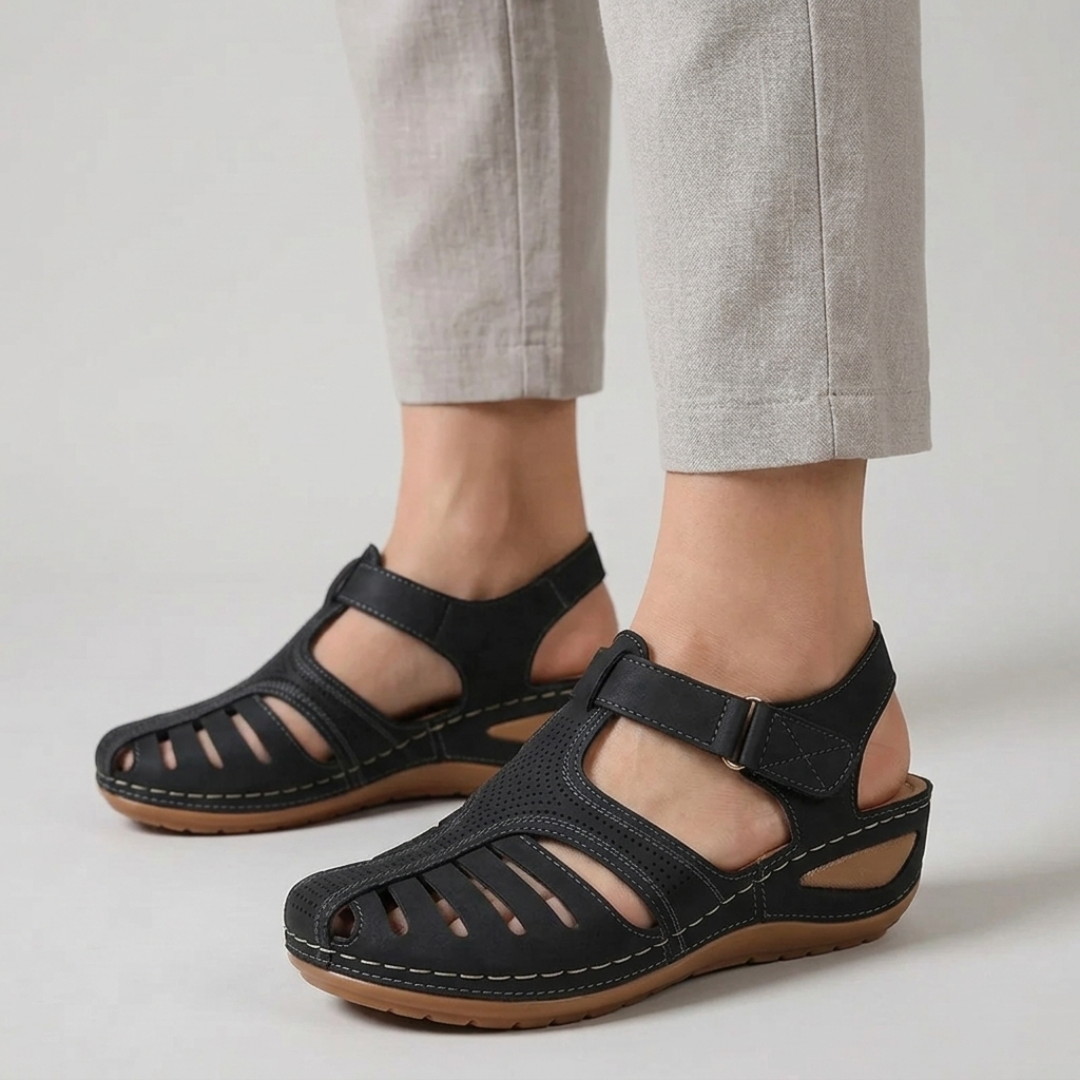 Sandales noir Elena, détail de la sangle velcro et de l'empeigne ajourée