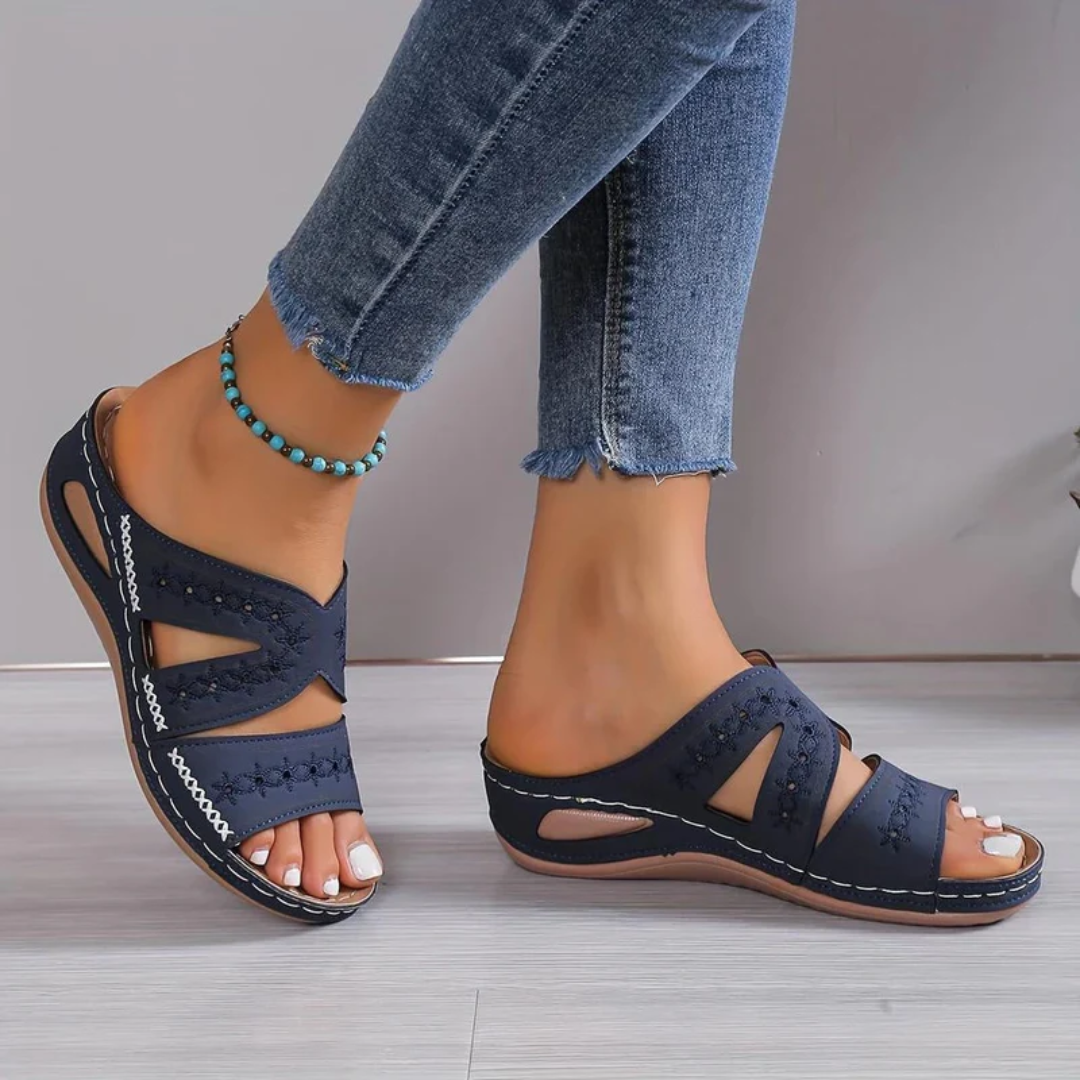 Sandales compensées Dalia coloris bleu marine portées avec un jean, vue de face