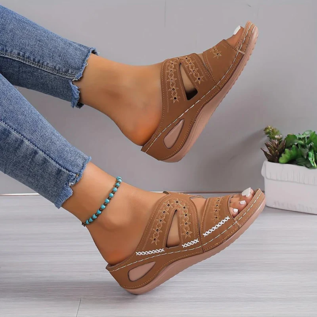 Sandales compensées Dalia coloris marron portées avec un jean, vue de face