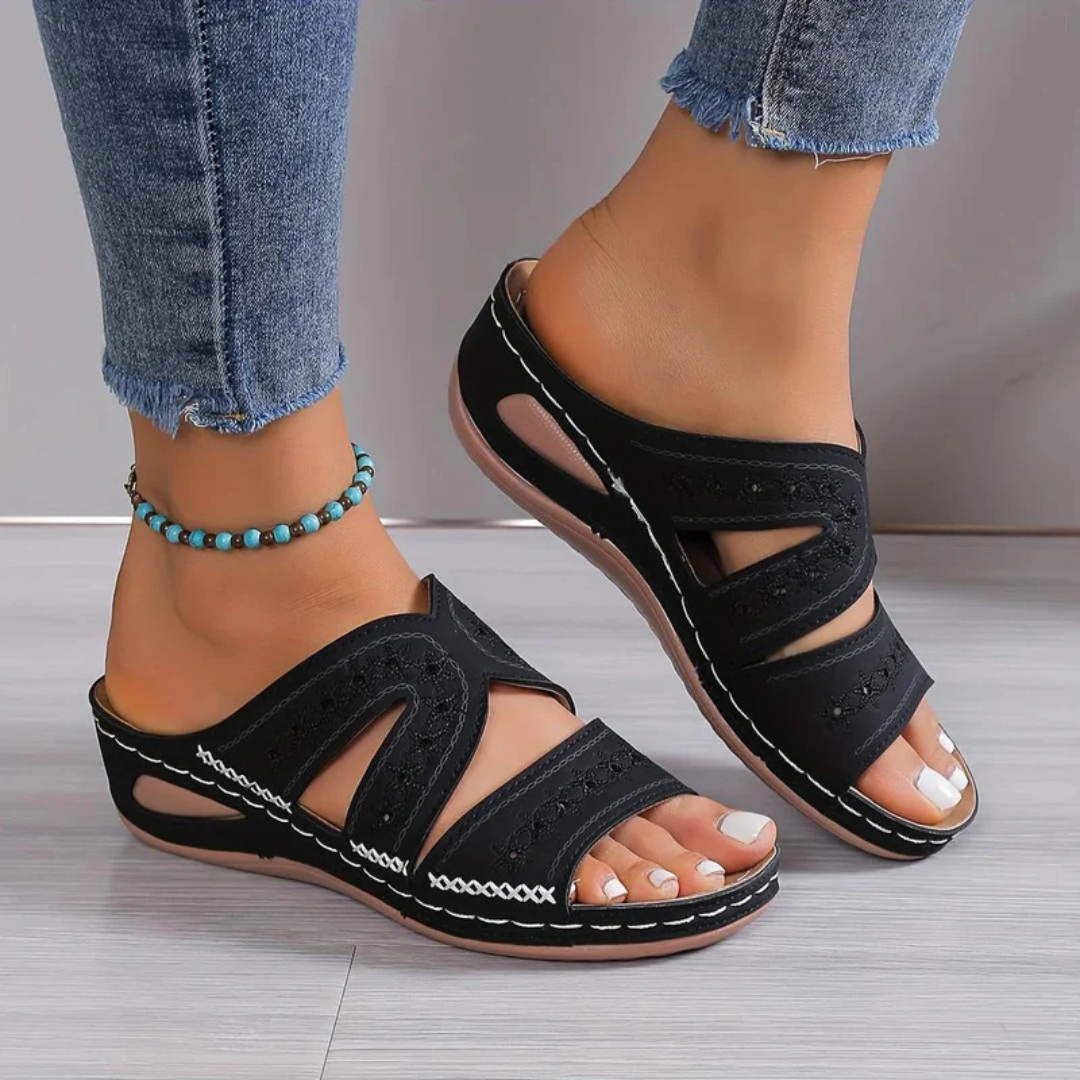 Sandales compensées Dalia coloris noir portées avec un jean, vue de face