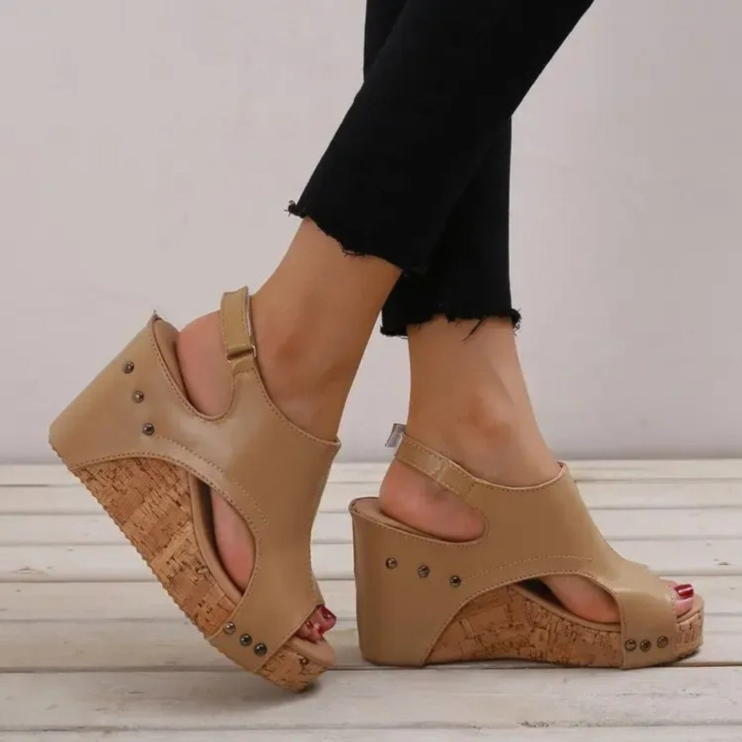 Sandales compensées femme bout ouvert en liège coloris beige sable, vue profil