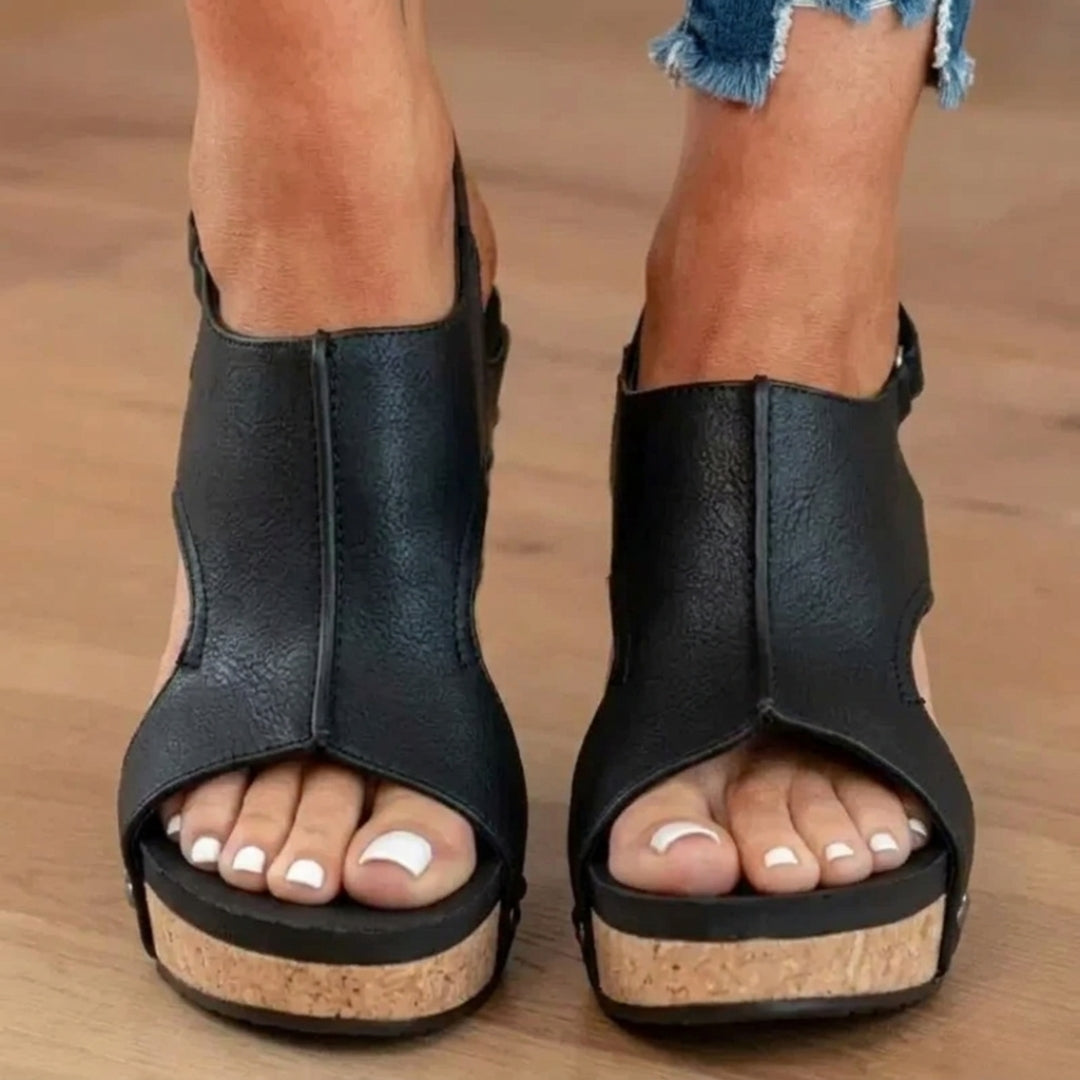 Sandales compensées femme à bout ouvert en liège noir, vue rapprochée avant
