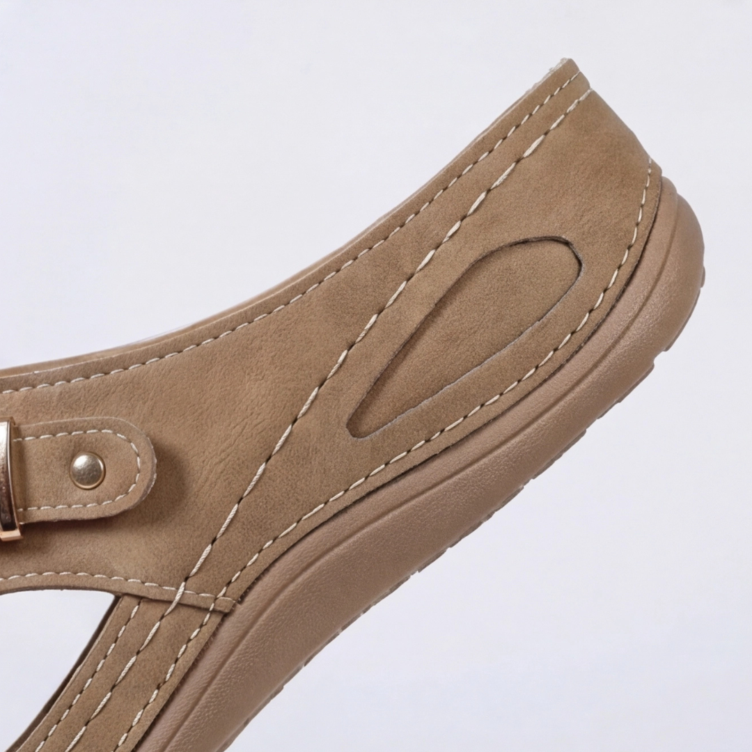 Sandale compensée beige vue de dessus à plat, découpes florales sur l'empeigne