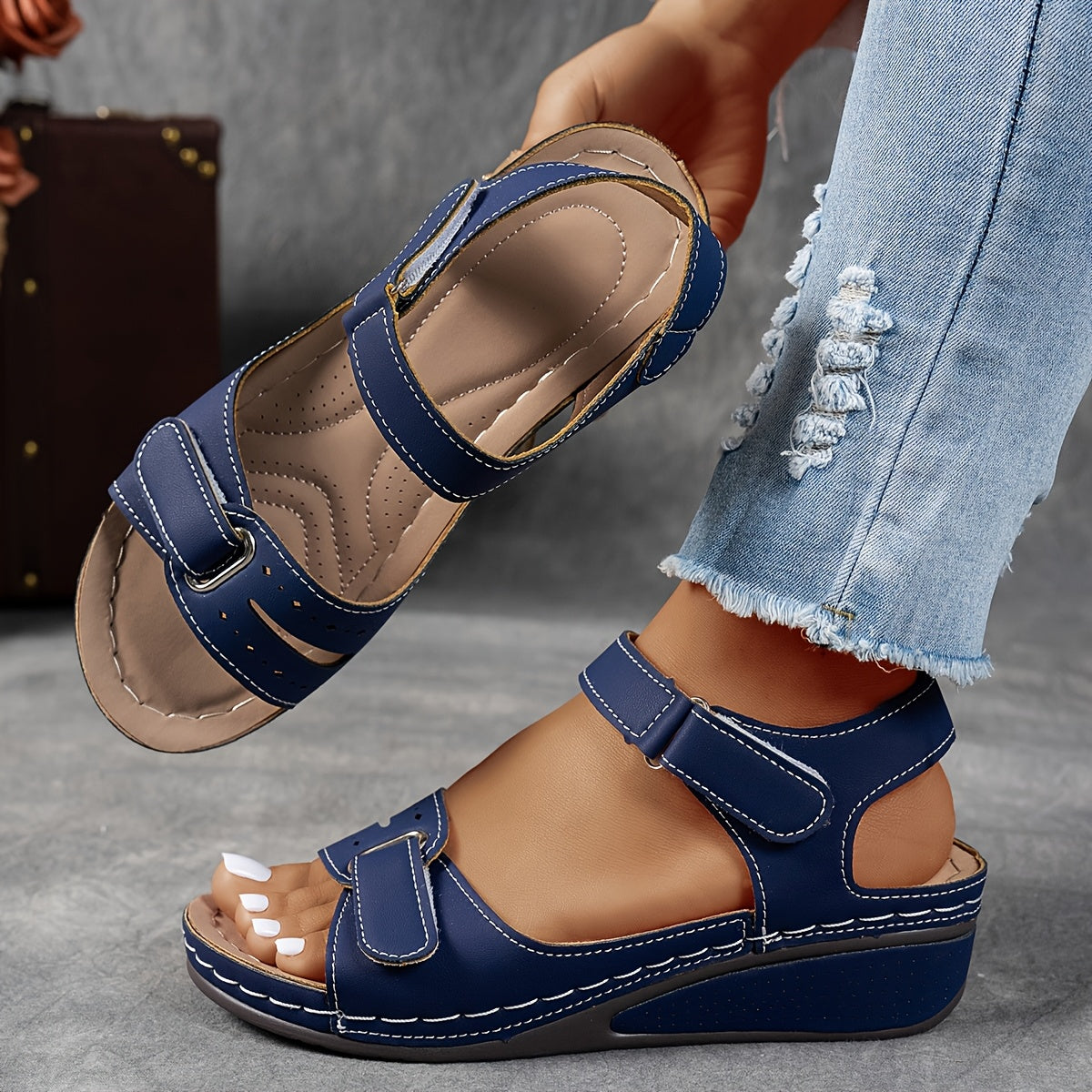 Sandales compensées femme coloris bleu marine, vue de côté