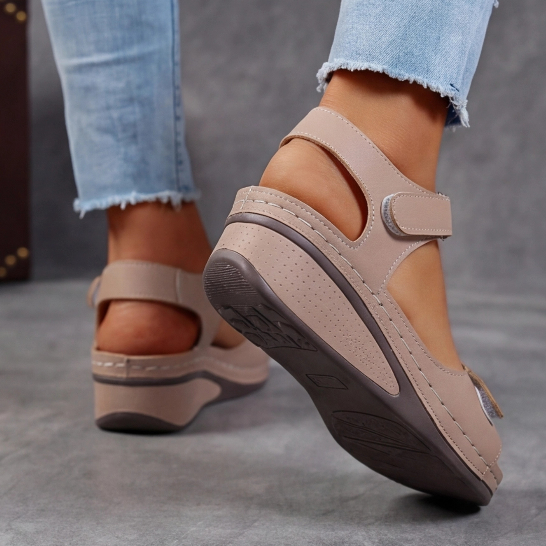 Sandales compensées kaki portées au pied, vue de face