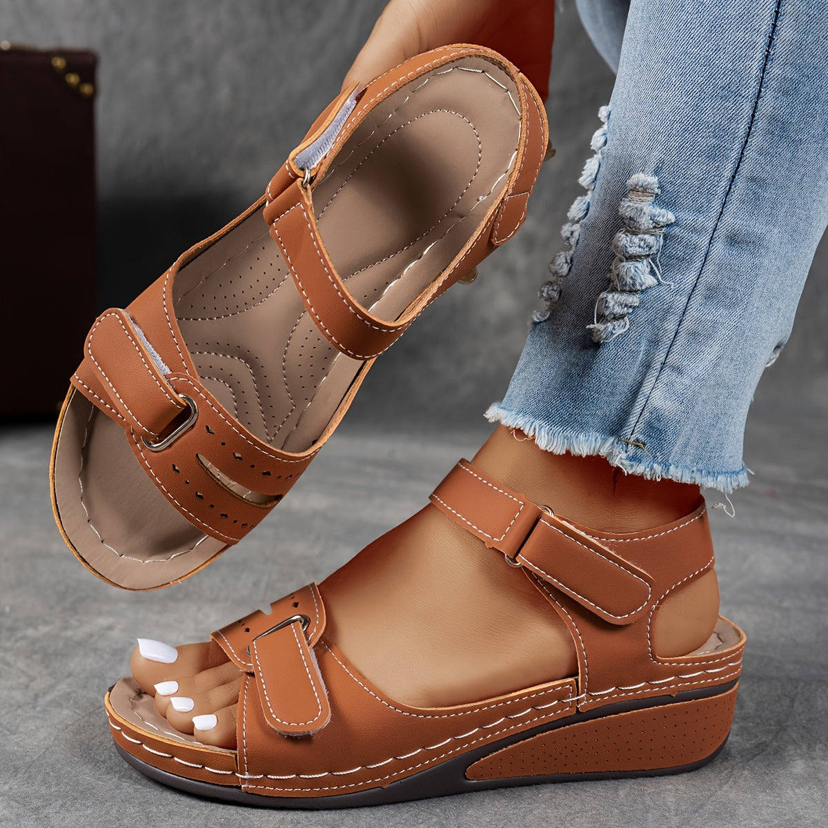 Sandales compensées femme coloris marron, vue de côté