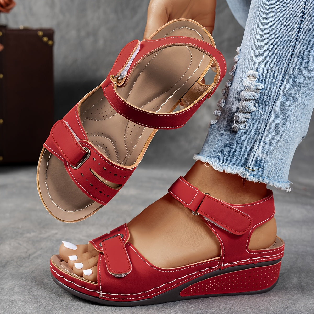 Sandales compensées femme coloris rouge, vue de côté