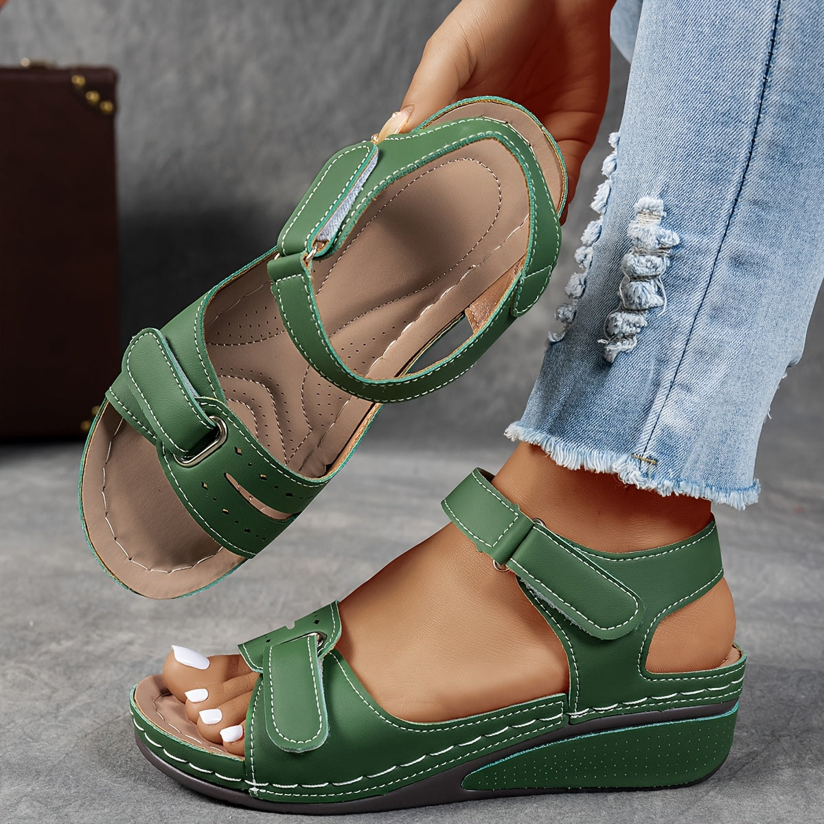 Sandales compensées femme coloris vert, vue de côté