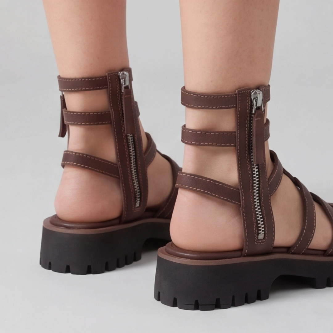 Sandales gladiateur femme marron portées, détail lanières et fermeture éclair