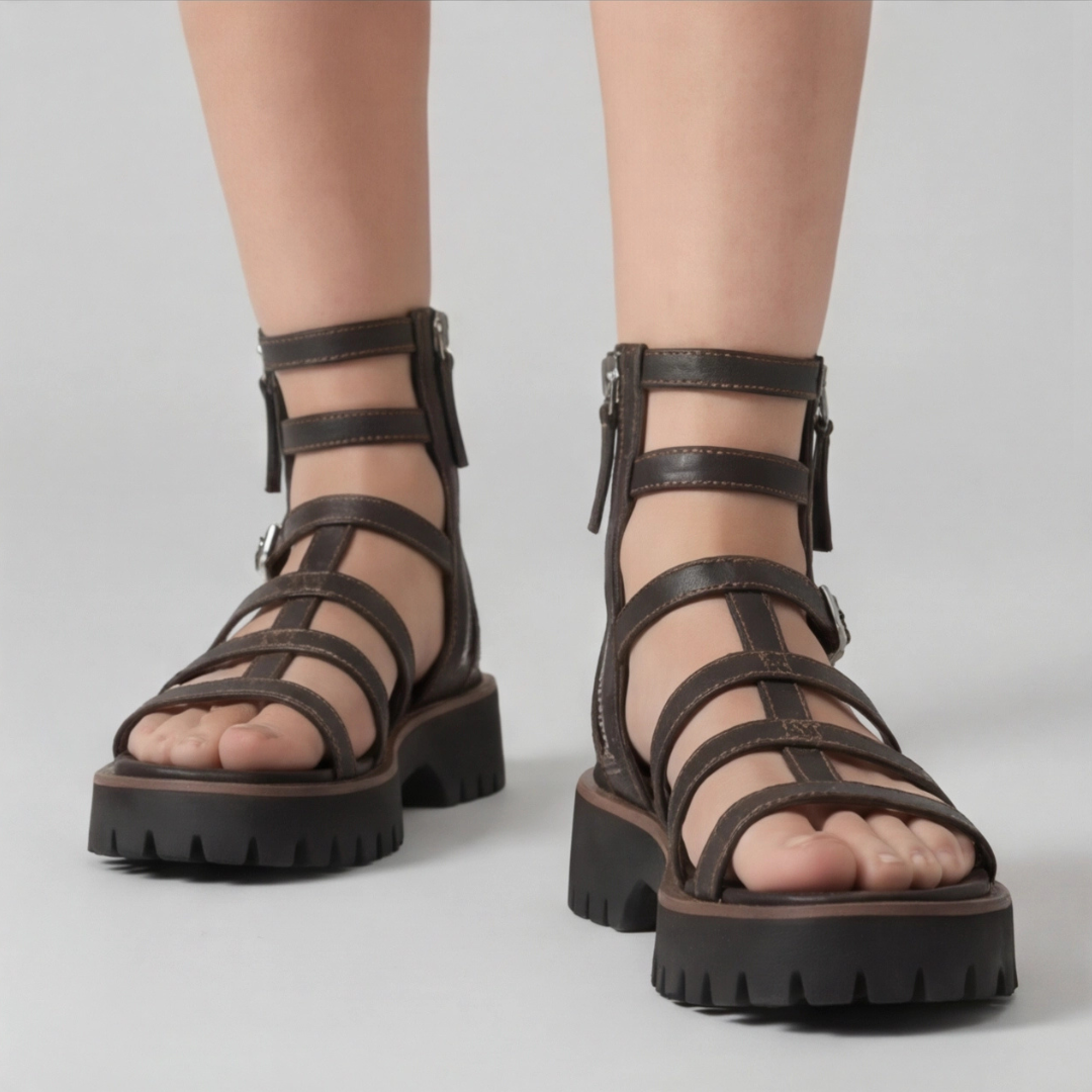Sandales gladiateur noires semelle crantée épaisse, vue de dessous