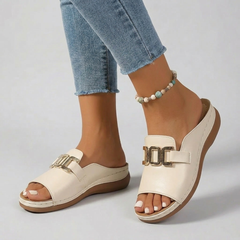 Sandales femme plates beige bride dorée vue de côté portées avec jean