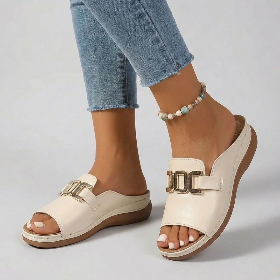 Sandales femme plates beige bride dorée vue de côté portées avec jean