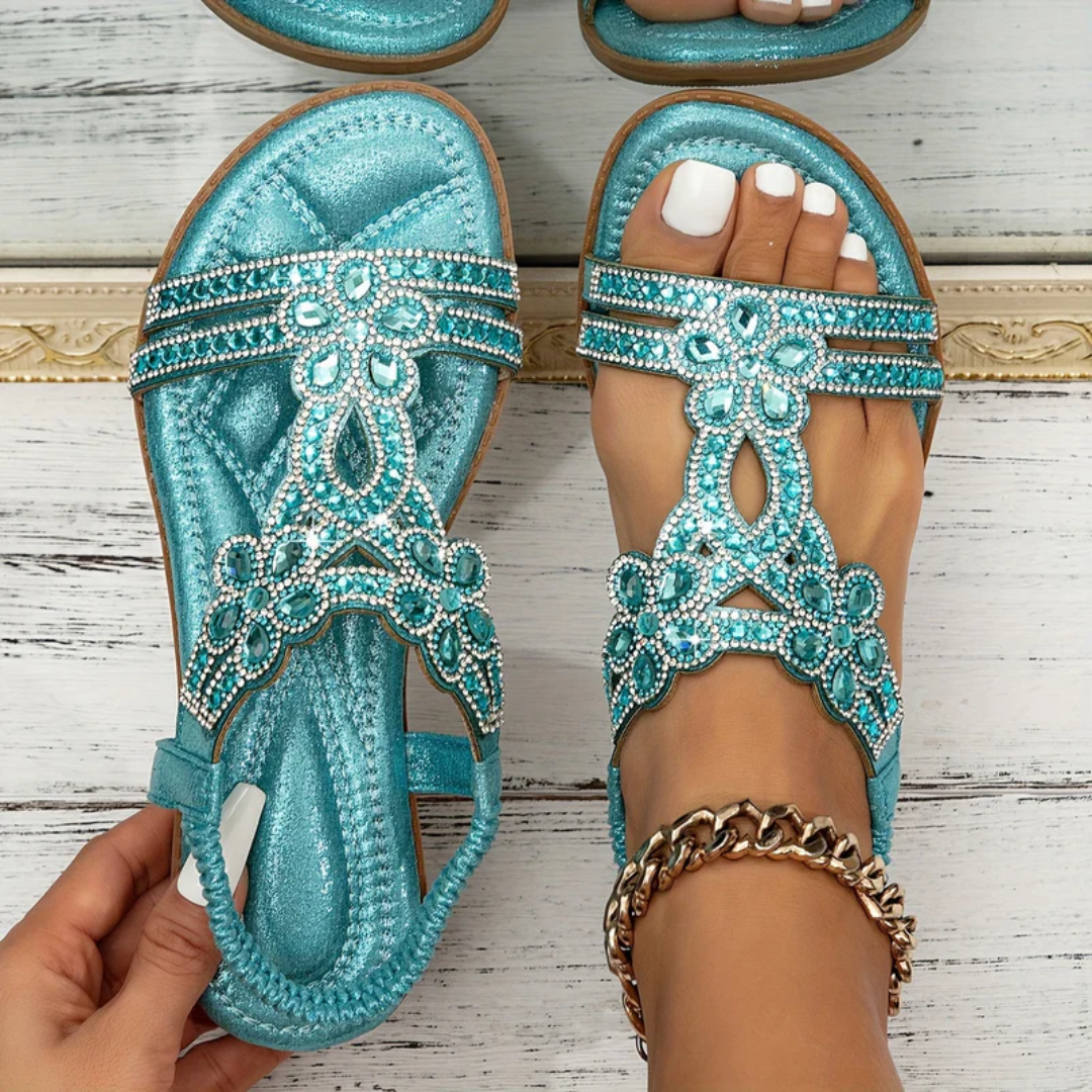 Sandales plates Odile bleu ciel avec strass et cristaux, vue de face portées