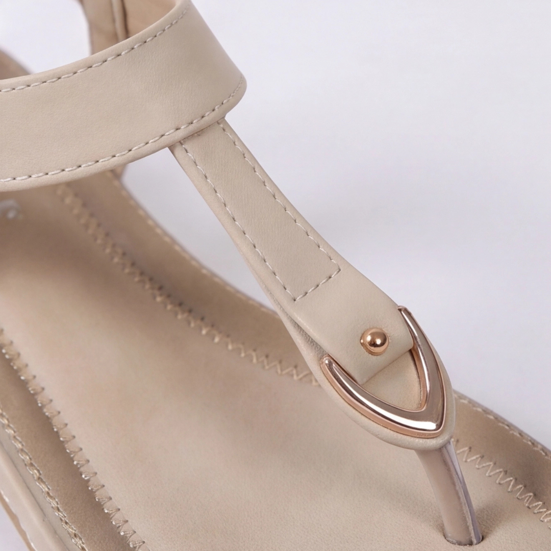 Sandales plates beige à bride élastiquée, vue de dos portée