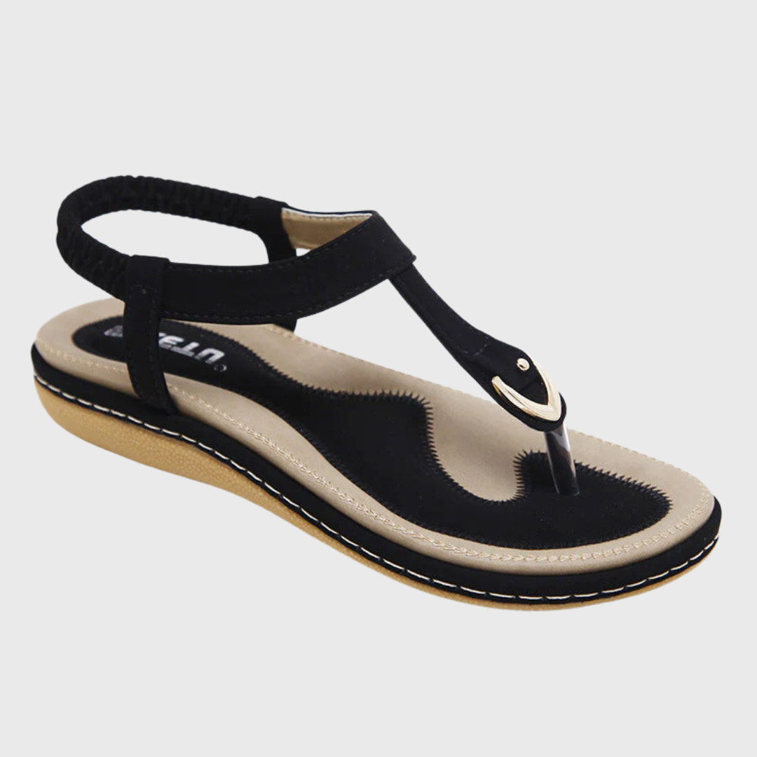 Sandales plates noires avec bride élastiquée, vue portée de face