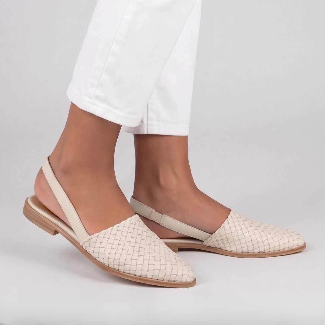 Sandales plates tressées femme blanches vue de trois quarts bride fine talon