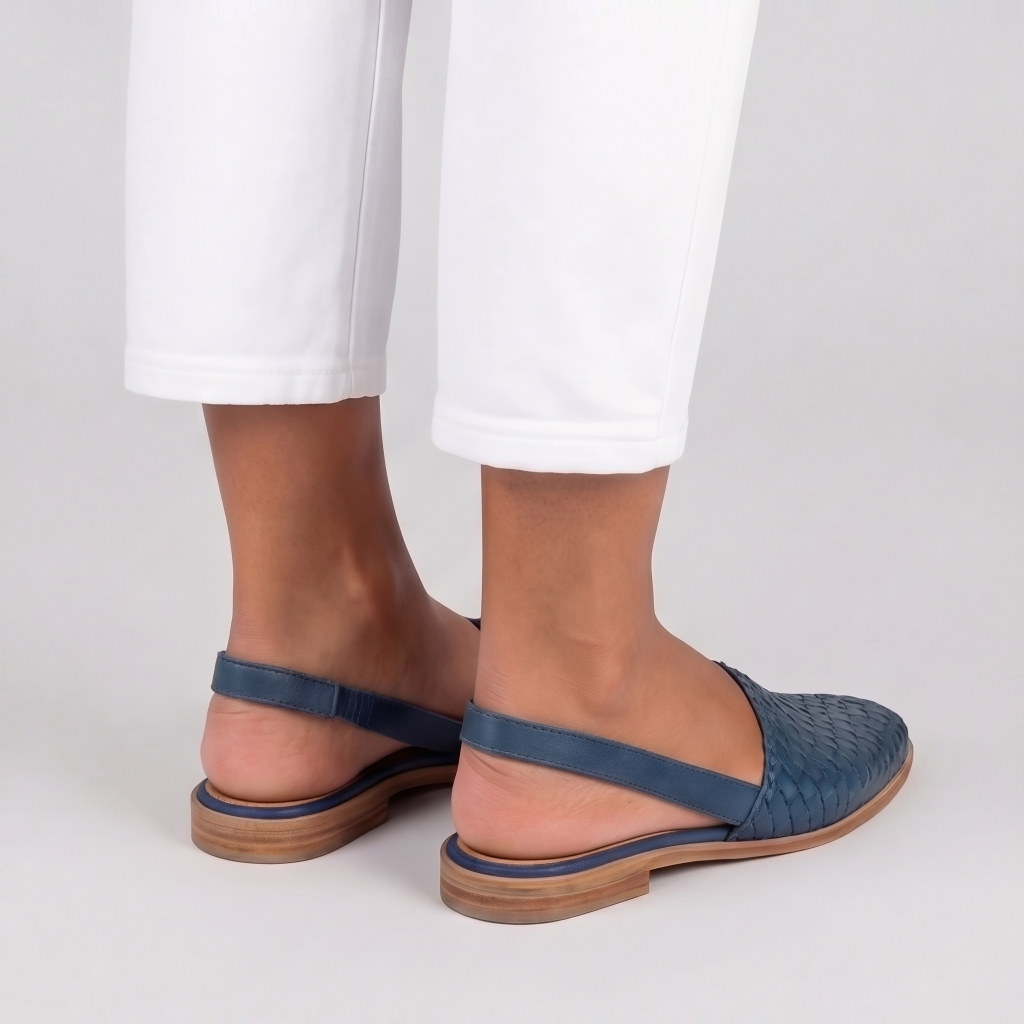 Sandales plates tressées femme bleues vue arrière bride talon semelle bicolore