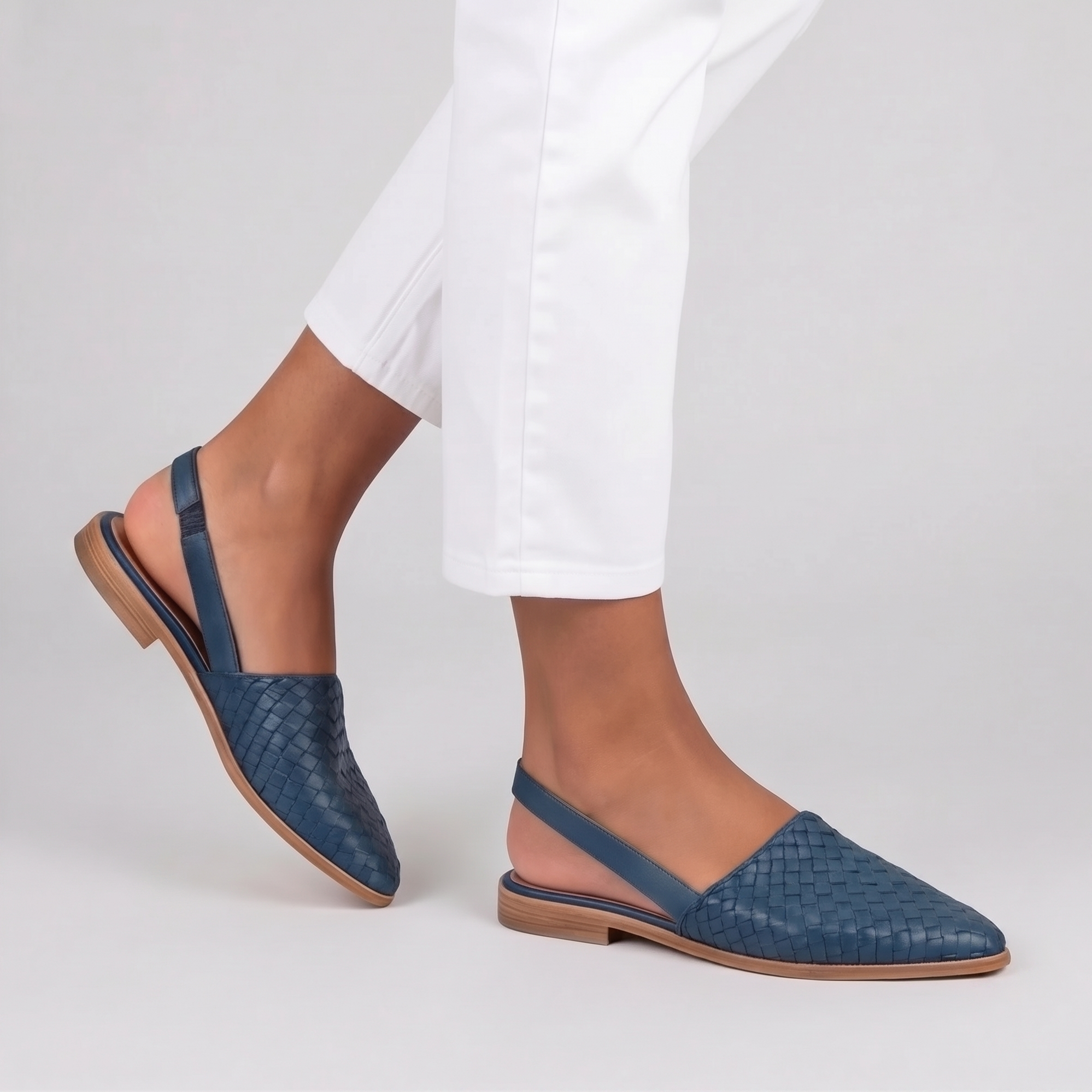 Sandales plates tressées femme bleues vue de trois quarts bout pointu talon