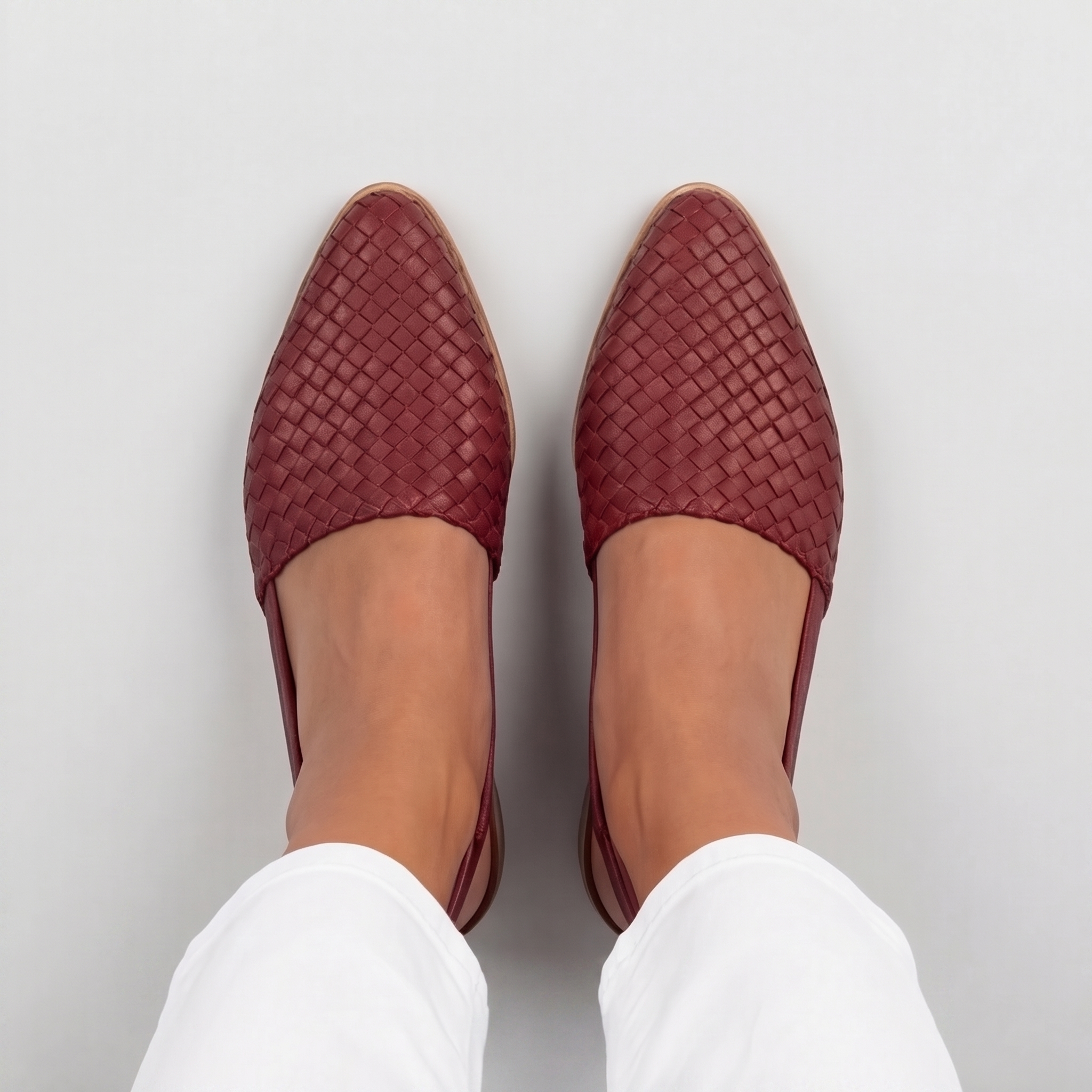 Sandales plates tressées femme marron portées vue de dessus bout pointu