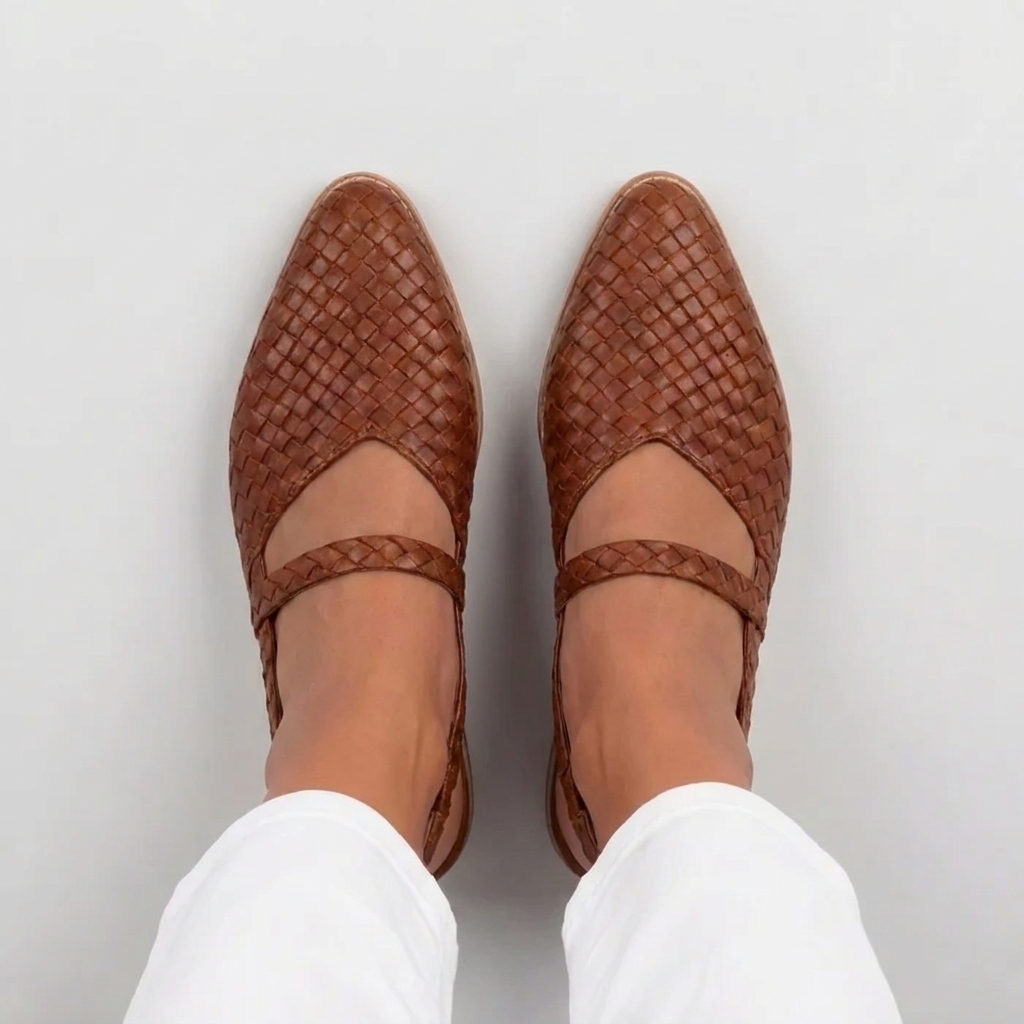 Sandales plates tressées femme marron vue de dessus bout pointu et bride