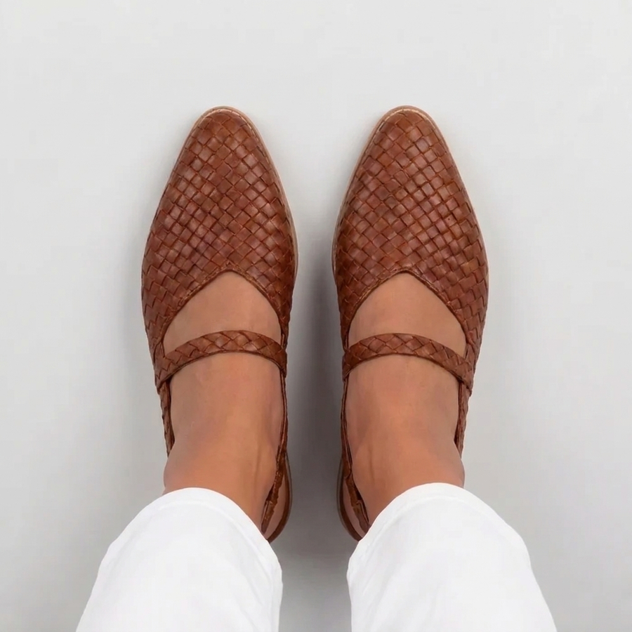Sandales plates tressées femme marron vue de dessus bout pointu et bride