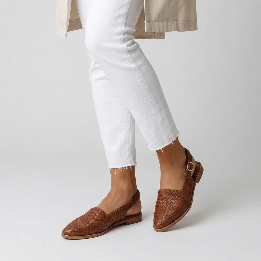 Sandales plates tressées femme marron avec bride arrière et pantalon blanc
