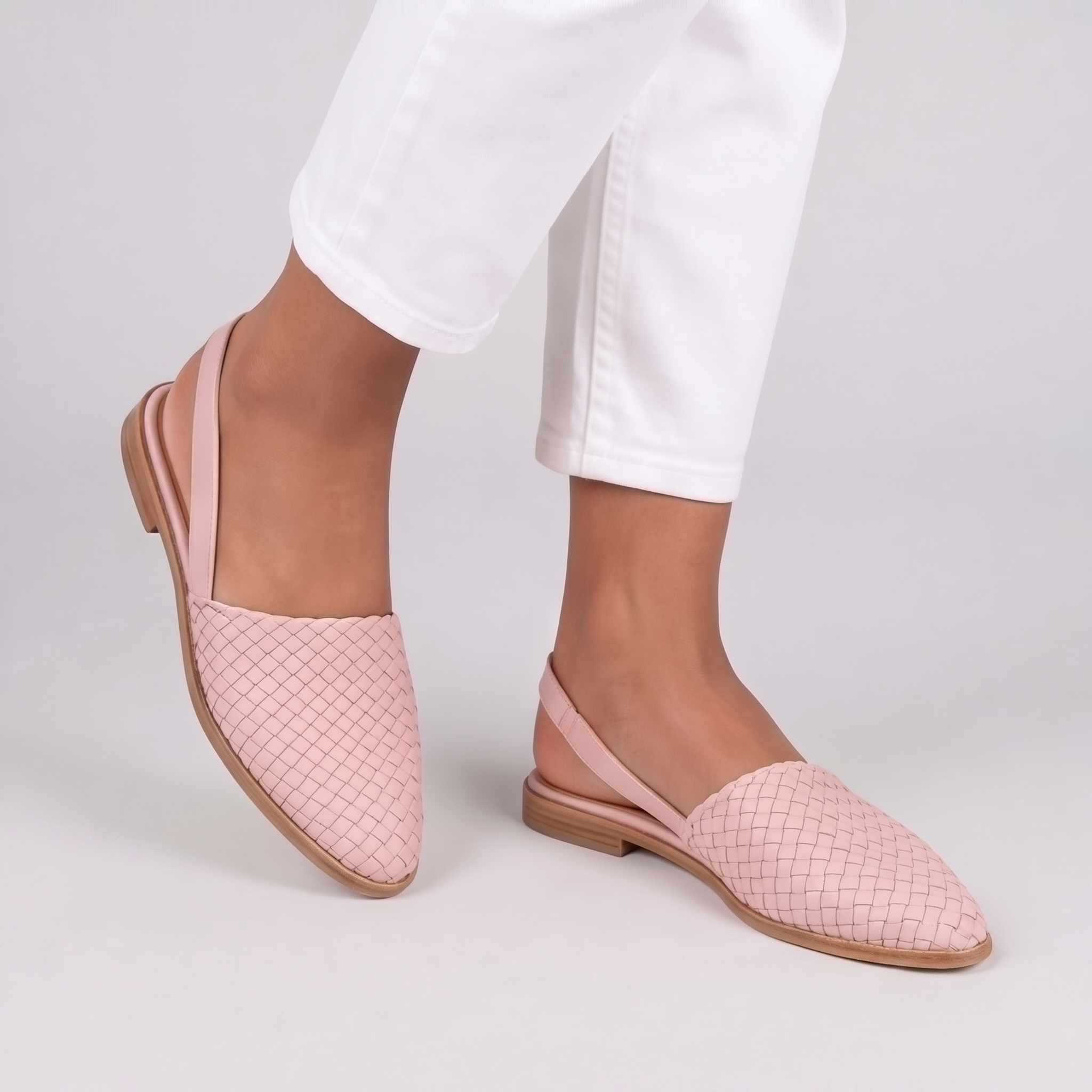 Sandales plates tressées femme roses vue de trois quarts bout pointu pantalon blanc
