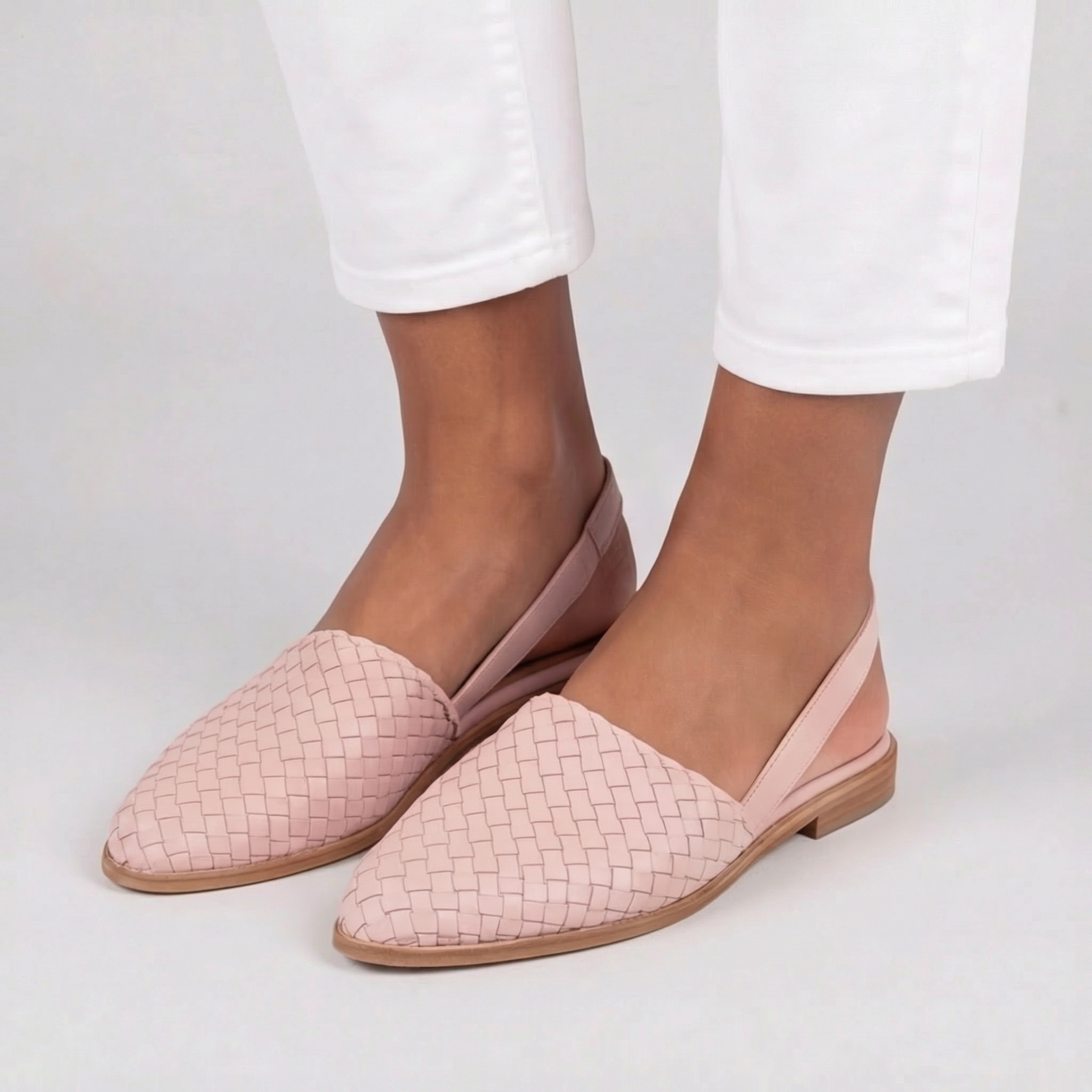 Sandales plates tressées femme roses portées bout pointu et bride arrière