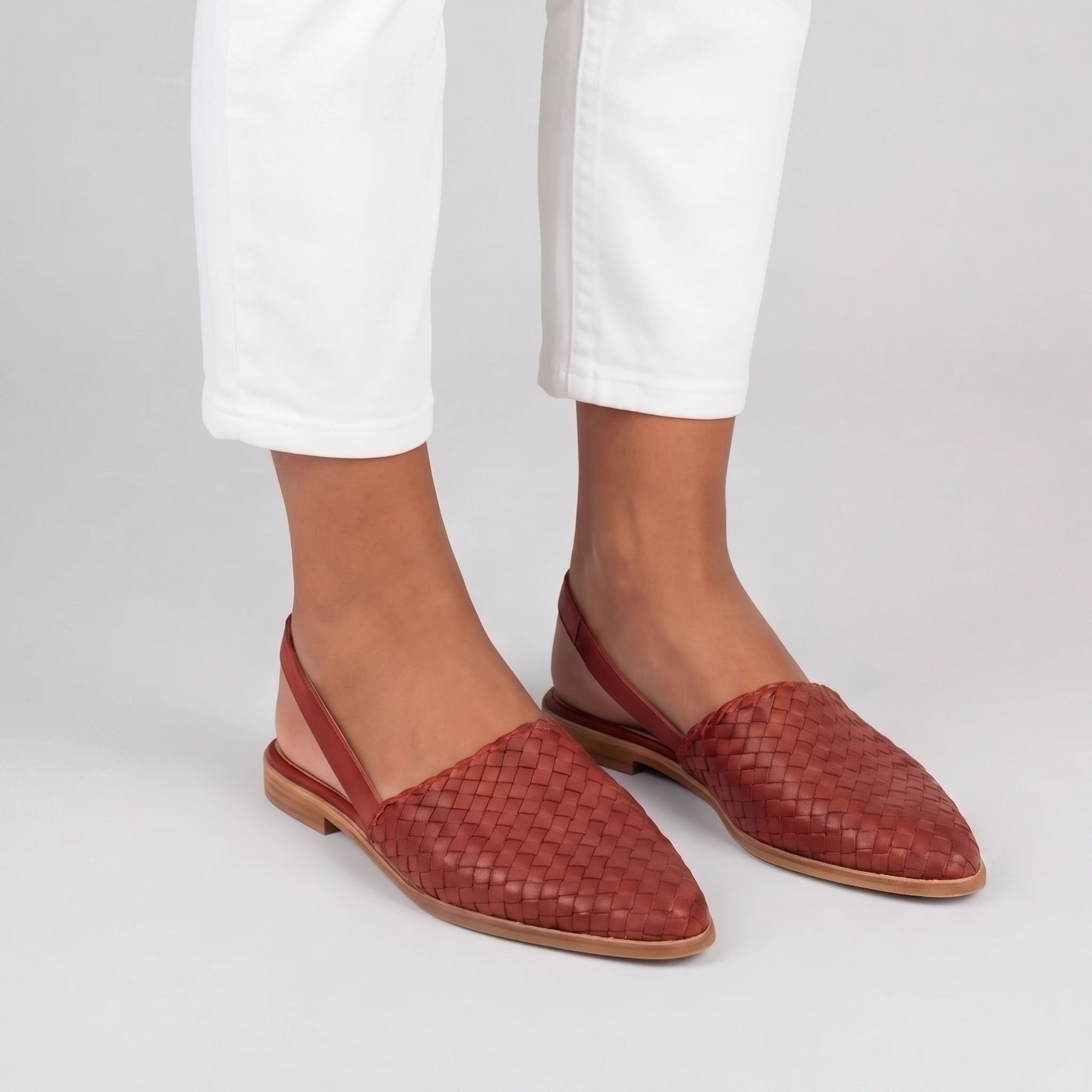 Sandales plates tressées femme rouge terracotta portées bout pointu bride arrière