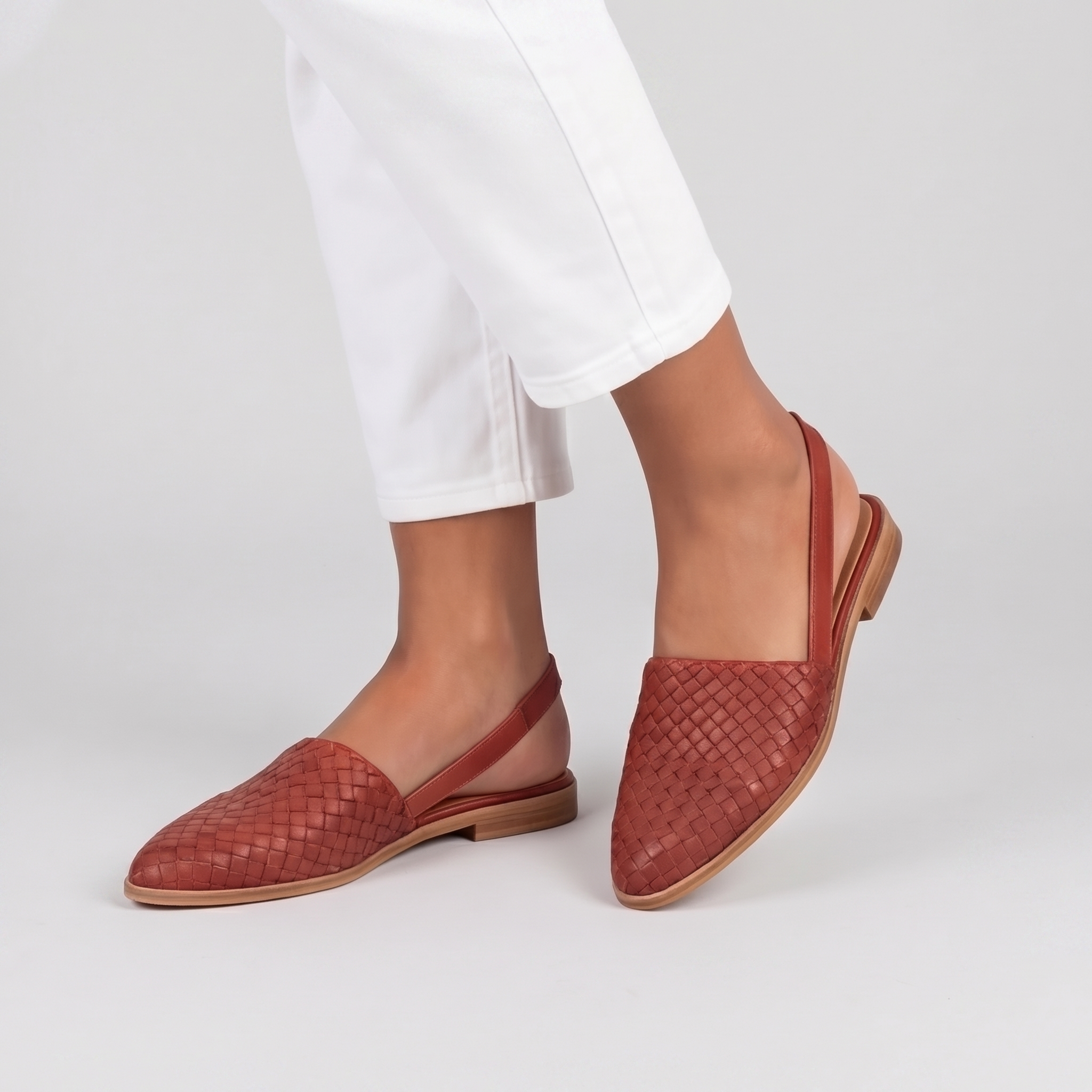Sandales plates tressées femme rouge terracotta vue de trois quarts bride talon