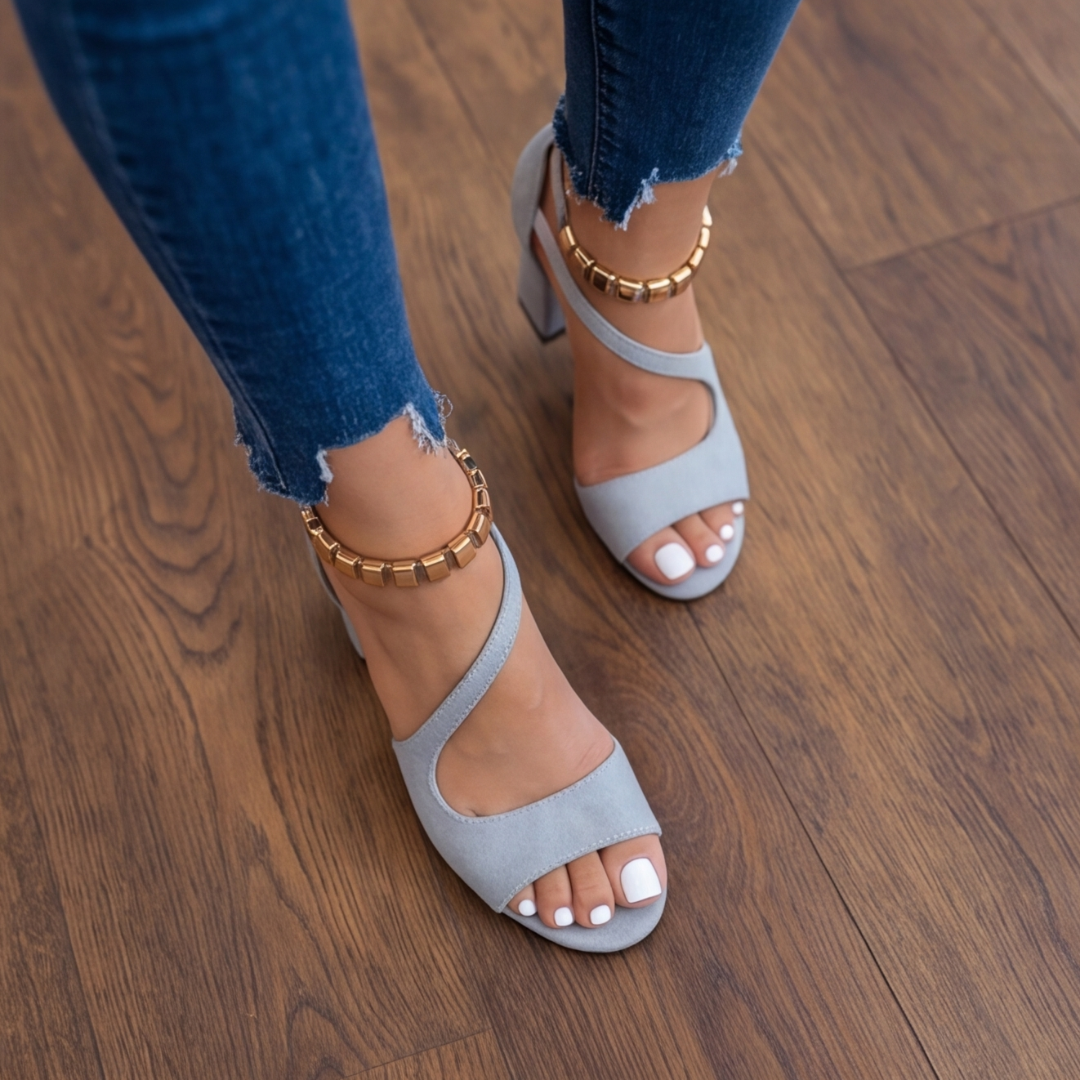 Sandales gris clair vues de dessus avec bride asymétrique et bout ouvert