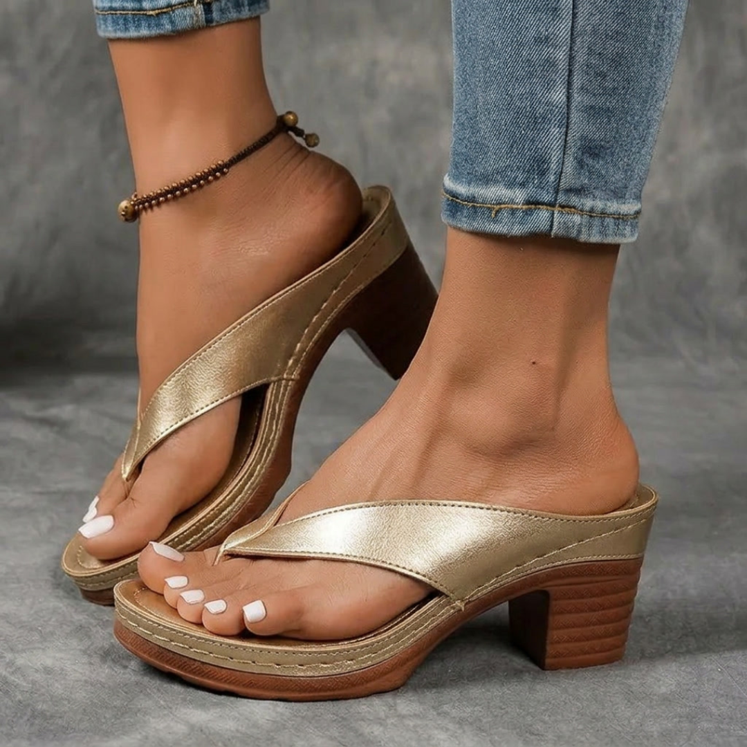 Sandales dorées à talon carré portées avec un jean, vue de profil