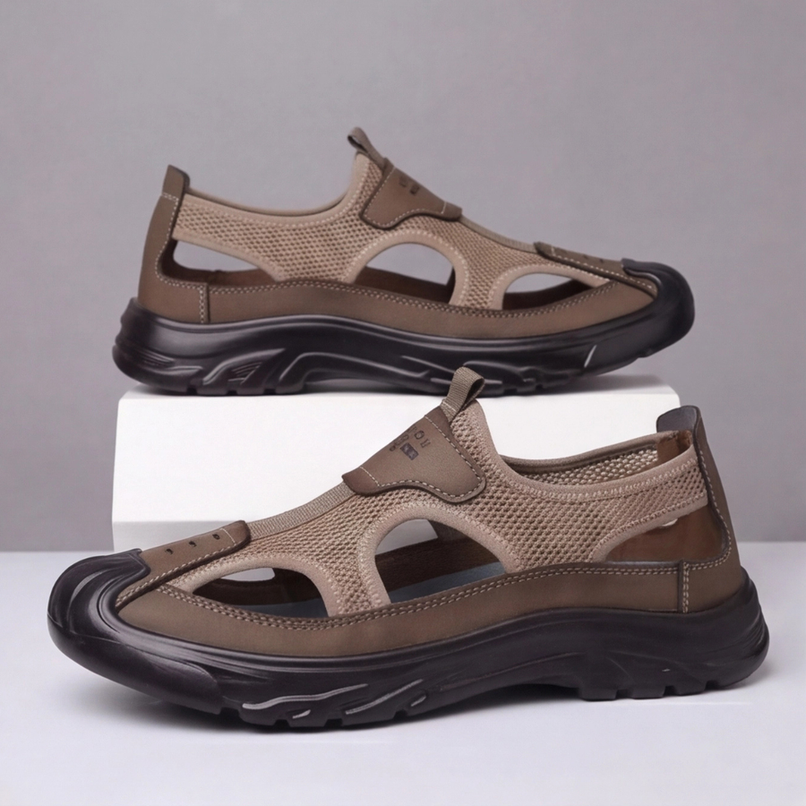 Sandales homme marron portées de trois quarts avant sur fond blanc