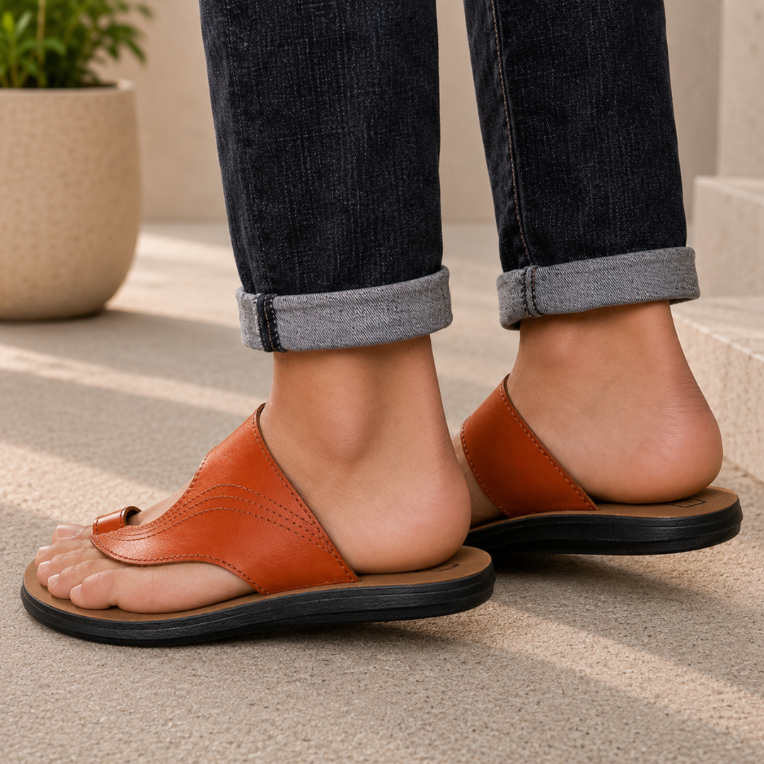 Sandales homme marron portées en extérieur, bout ouvert et semelle fine