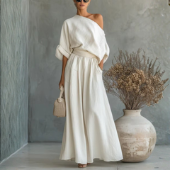 Ensemble deux pièces blanc épaule dénudée et pantalon large fluide, vue de face
