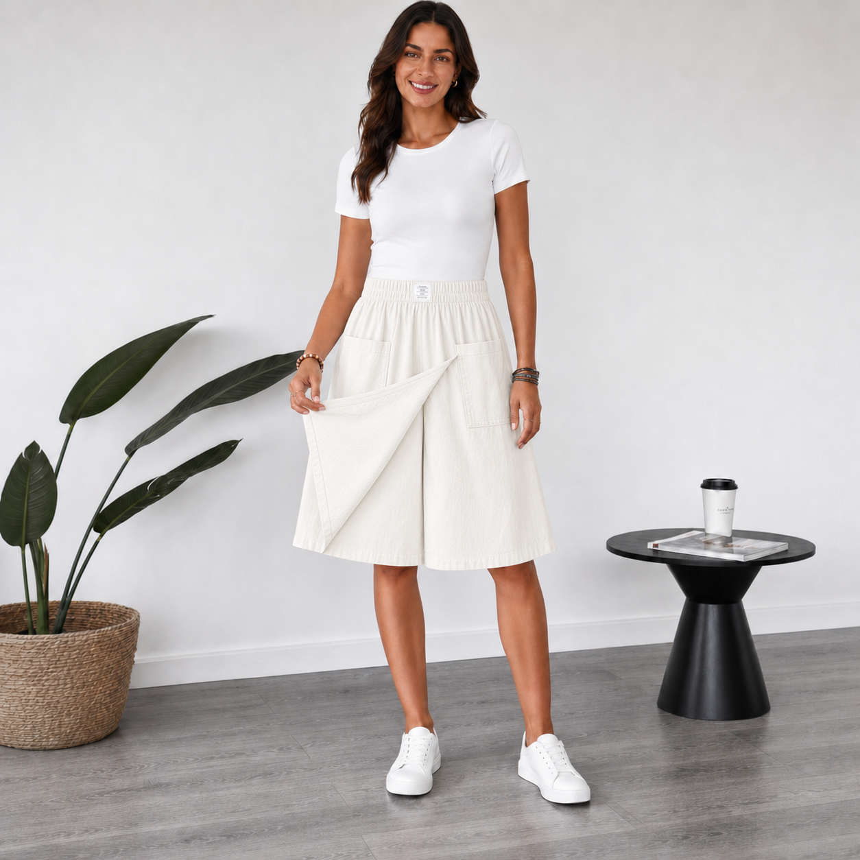 Femme portant un short bermuda blanc cassé en intérieur, ambiance lumineuse