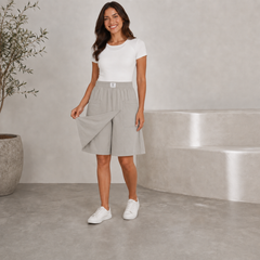 Femme portant un short bermuda gris clair avec t-shirt blanc, vue de face