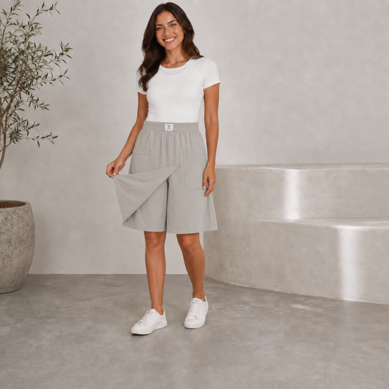 Femme portant un short bermuda gris clair avec t-shirt blanc, vue de face