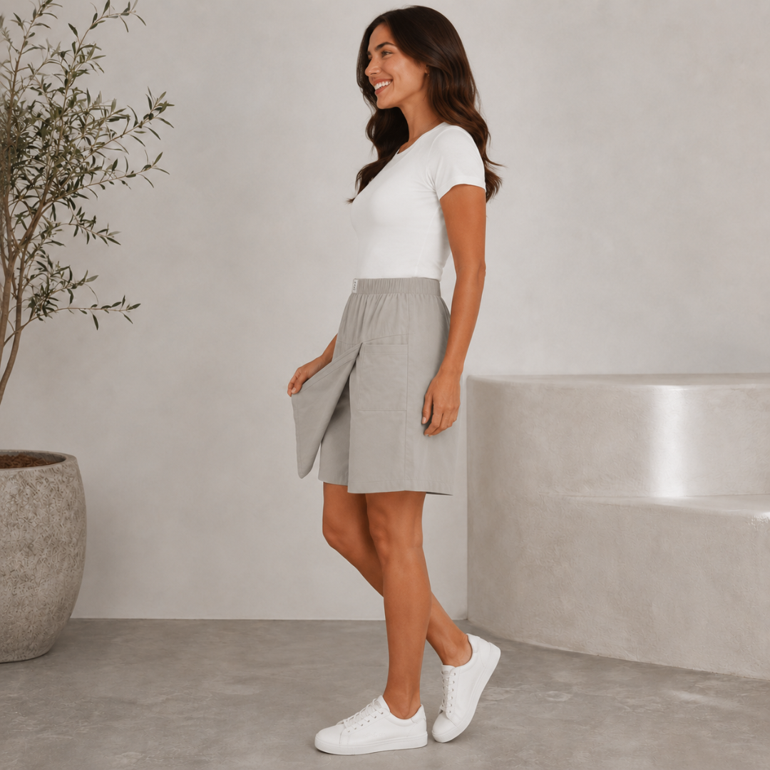 Femme en short bermuda gris clair, vue de profil en mouvement