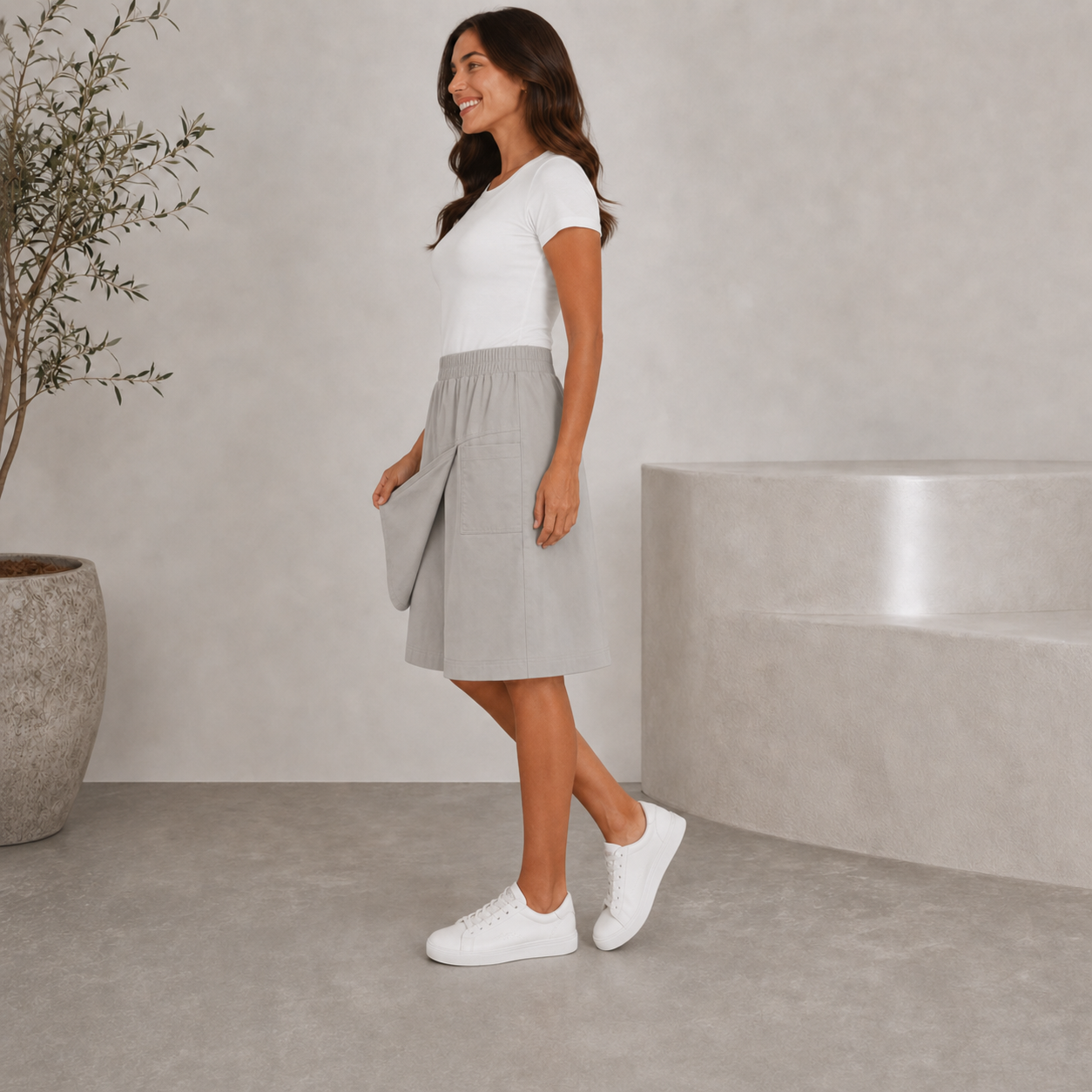 Femme en short bermuda gris clair, vue de profil en mouvement