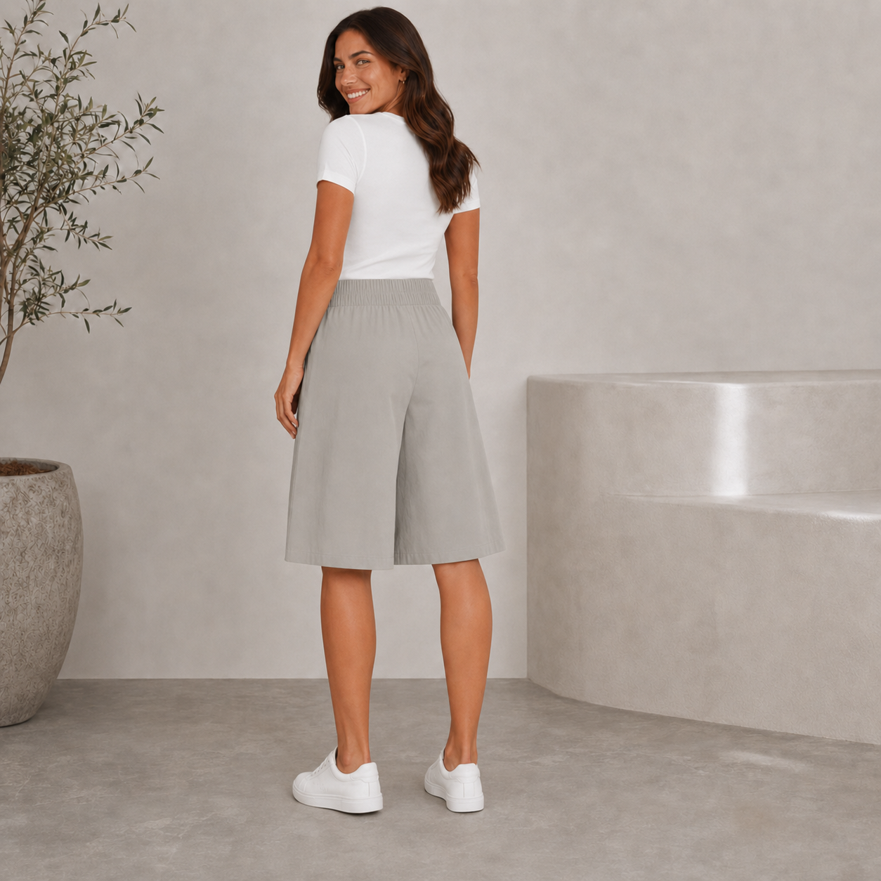 Short bermuda gris clair porté en marchant, vue trois-quarts