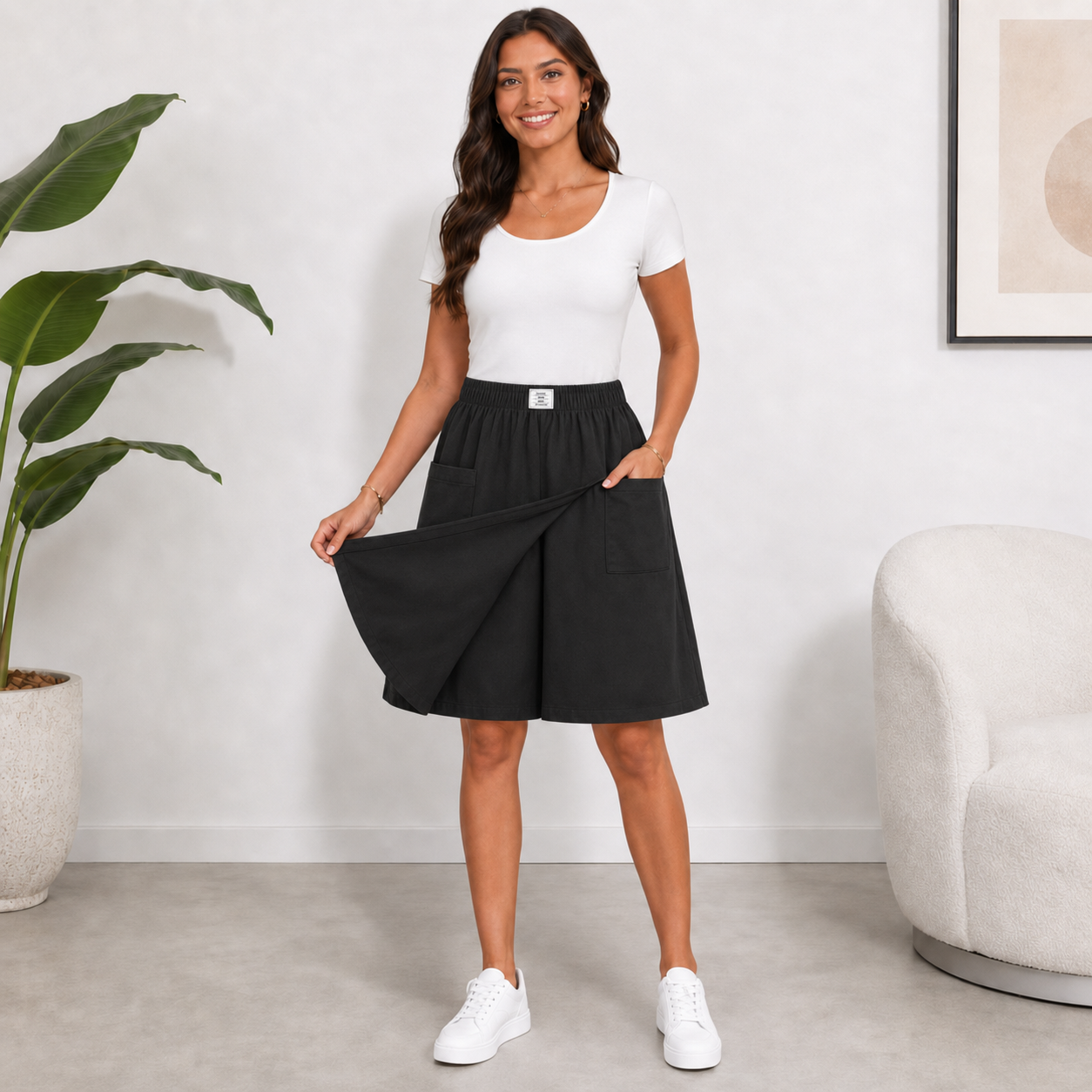 Femme portant un short bermuda noir en intérieur