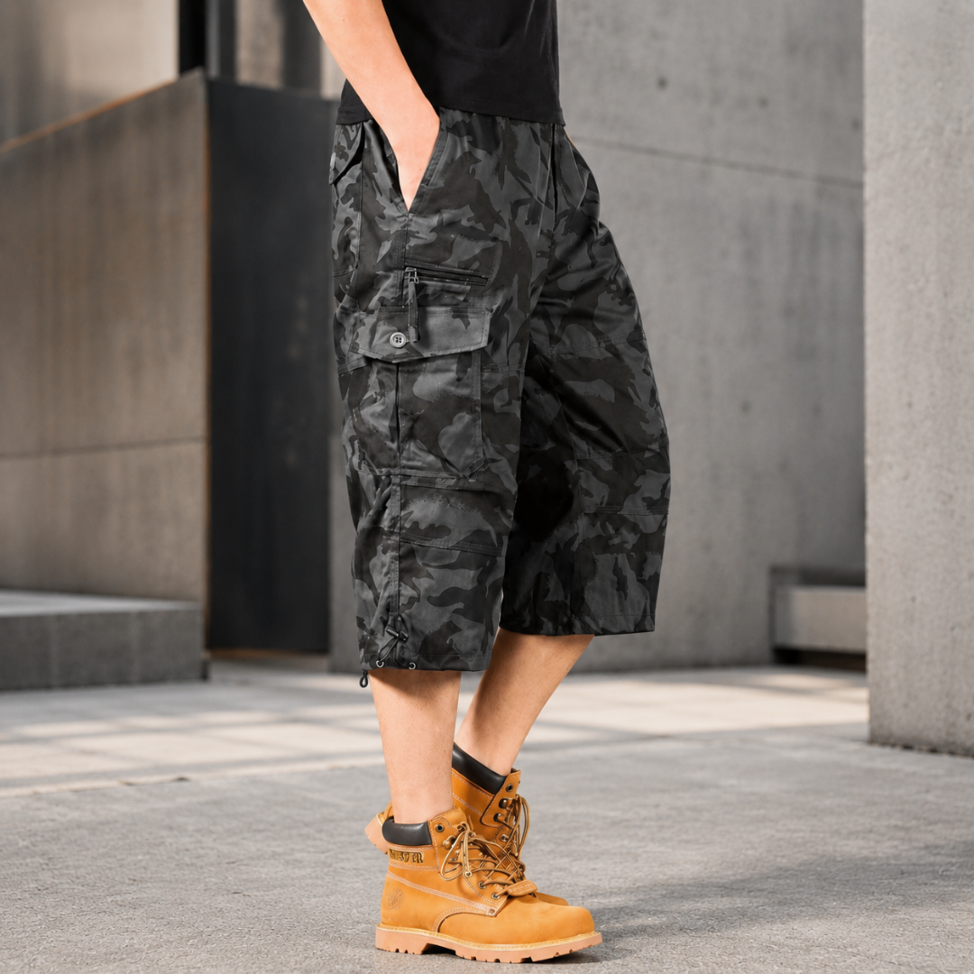 Homme portant un short cargo camouflage, main dans la poche, vue de dos