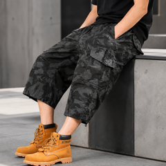 Short cargo camouflage homme porté en pied avec bottines marron