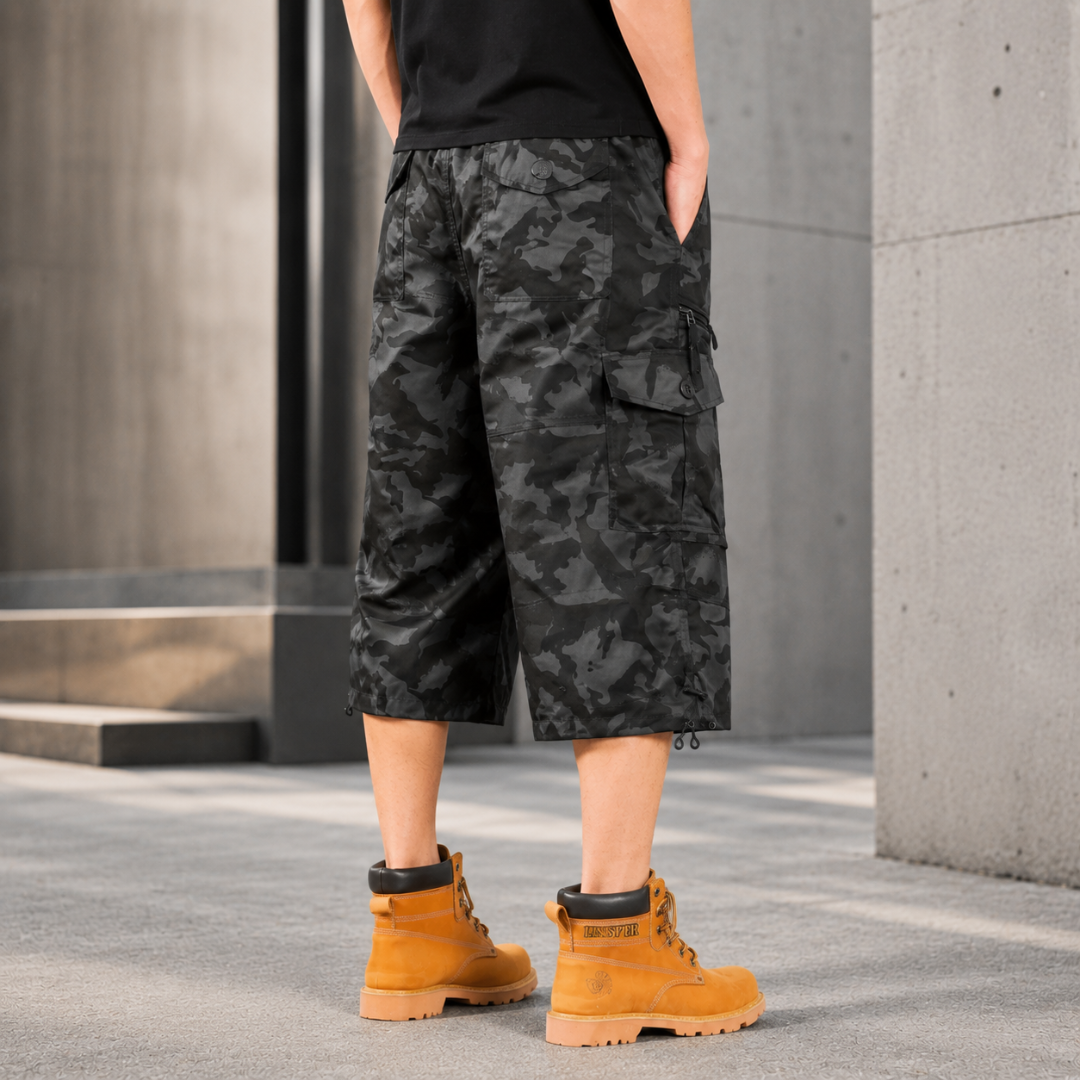 Gros plan sur les poches cargo et la coupe du short camouflage