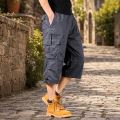 Short cargo gris foncé porté sur sol pavé avec chaussures montantes