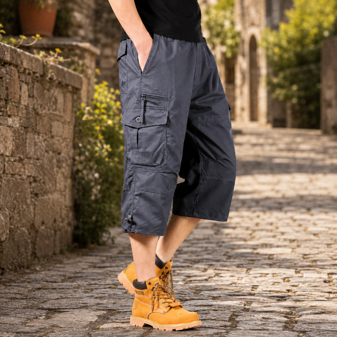 Short cargo gris foncé porté sur sol pavé avec chaussures montantes